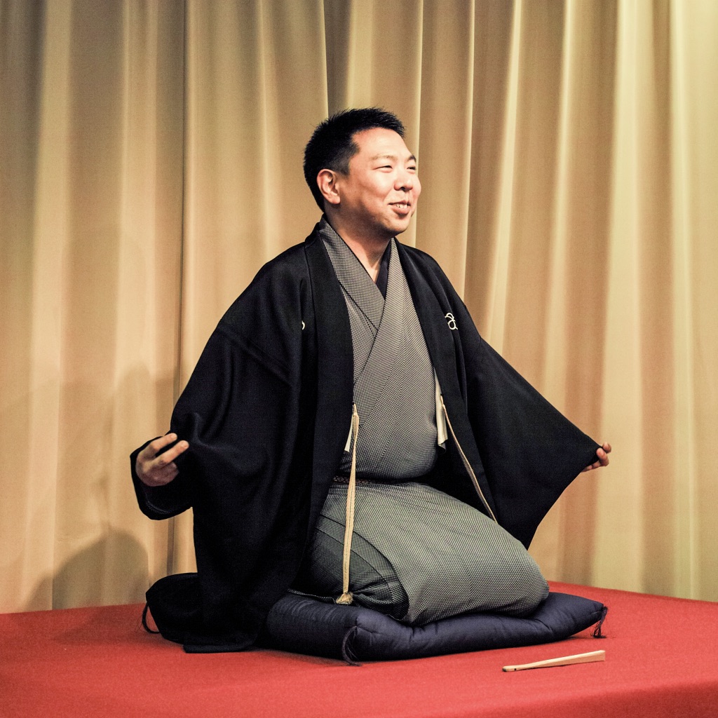 Shumputei Shotaro is performing rakugo.